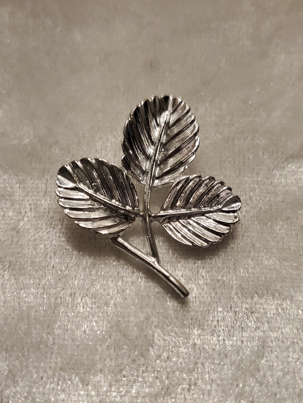 Vintage SARAH COVENTRY Silver Tone Textured Leaf Trio on Stem Brooch Pin